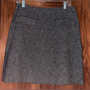 ANN TAYLOR Women’s Skirt. Black Twead color. Size 6.